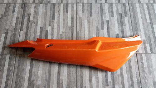 Kymco Super 8 gyári ülés alatti idom jobb 